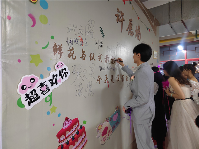 当“破壳日”遇上假面舞会 与书院家人来场神秘邂逅——“Freeze this moment”10月书院师生集体生日会