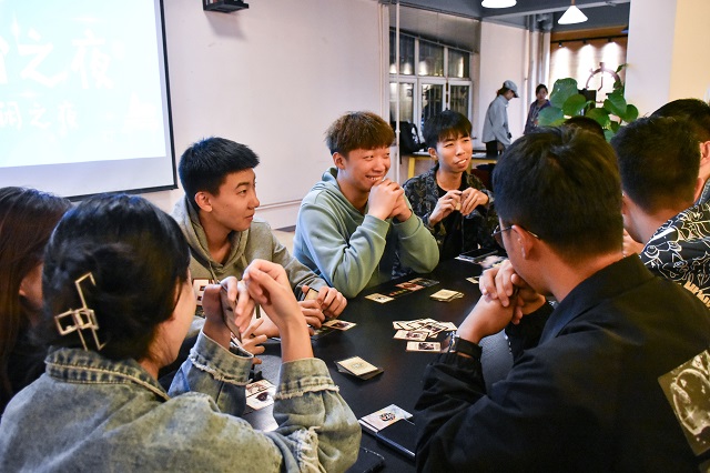 炫彩缤纷夜 欢笑乐翻天——休闲之夜活动