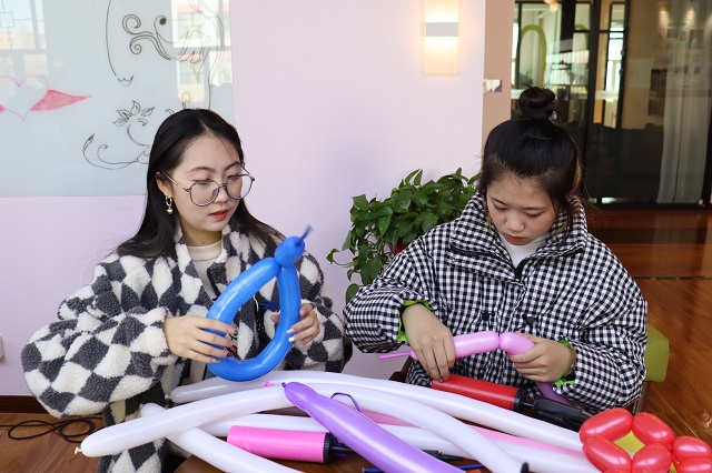 以气球之名 觅童年初心 ——“Boom-Boom”百变气球造型之梦幻木马