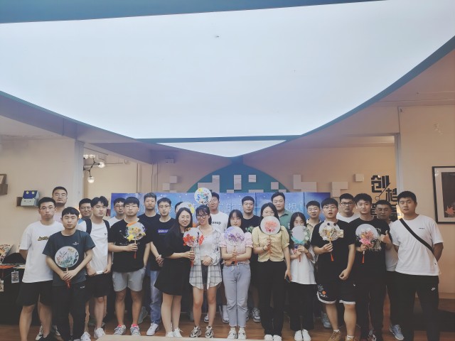 一把团扇 “扇”解人意——全生异科导师活动:“以‘扇’之名 祝毕业生繁‘花’似锦