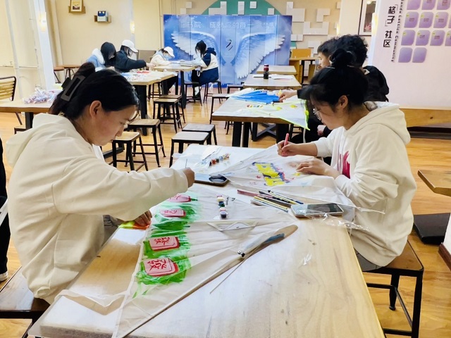 “吹散阴霾 放飞未来”DIY放飞风筝——艺术传媒学院风筝节活动
