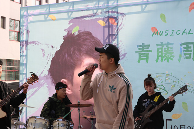一群音乐人用“快闪”活动唤醒青春时代的美好记忆——青藤周末之夜·音乐之夜“为你写诗”音乐快闪惊喜亮相