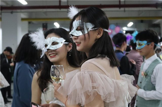 当“破壳日”遇上假面舞会 与书院家人来场神秘邂逅——“Freeze this moment”10月书院师生集体生日会