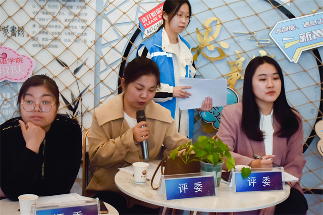 涌动青春思辨 论道谁与争锋——第十二届“信院杯”辩论赛团队赛小组半决赛