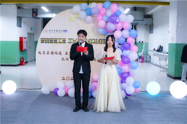 当“破壳日”遇上假面舞会 与书院家人来场神秘邂逅——“Freeze this moment”10月书院师生集体生日会