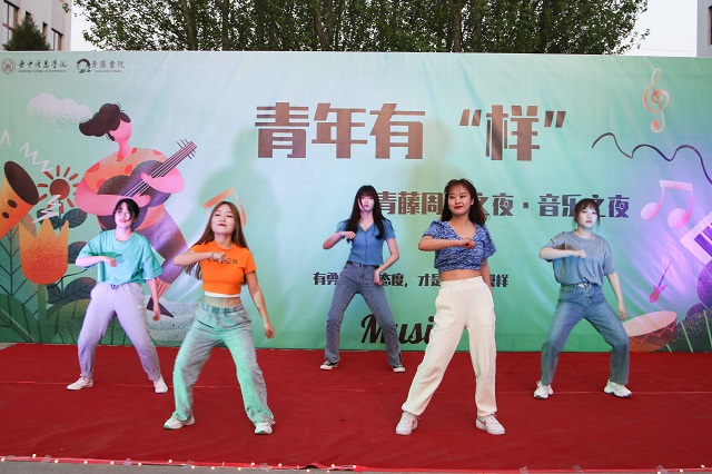 聆听梦想旋律 感受歌声的力量——青藤书院举办青藤周末之夜·音乐之夜第28期“青年有样”