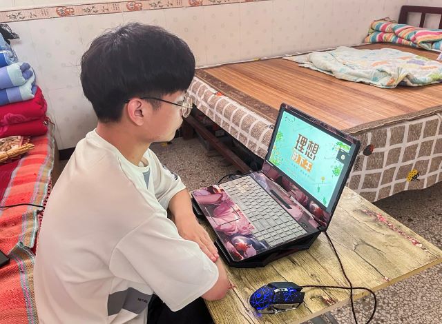 回望过去 勇敢向未来前行 ——青藤书院举办“理想的下午”系列活动之第100期