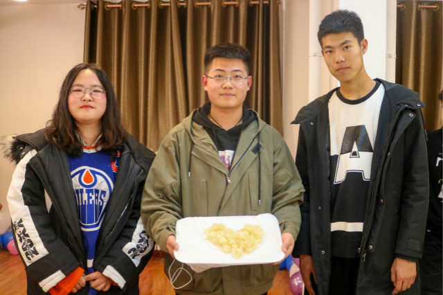“爱在青藤”集体生日会 一颗柚子在寒风中带来温暖