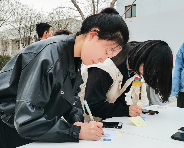 【表达力养成计划】书写奉献篇章 提高感恩能力——“三行情诗 纸短情长”第2期献给身边的雷锋