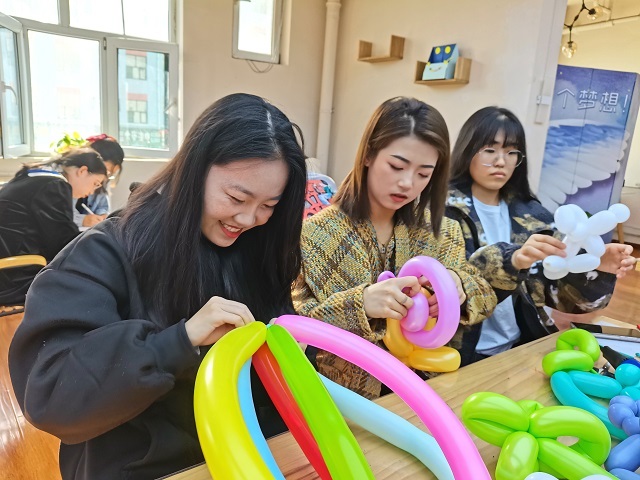 以手织彩球 以心绘前程——三达书院开展首届“敢想·能创”气球造型创意编织大赛