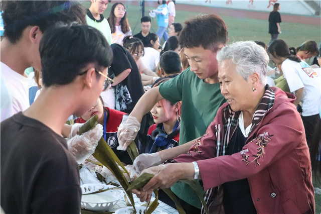 赏端午 品粽香 文化传薪学子心