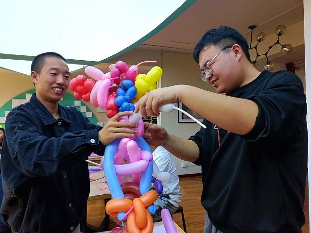 以手织彩球 以心绘前程——三达书院开展首届“敢想·能创”气球造型创意编织大赛