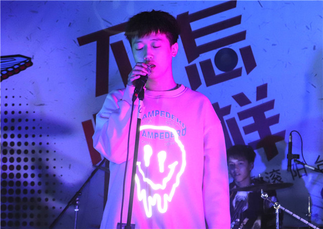 “心”动嗨唱 全“馨”体验 与未来初相遇——箕城书院“Crazy 不燃怎样”迎新摇滚阳台音乐会圆满落幕