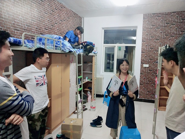 走进新同学 温情常伴随——三达书院教师团队走访新生宿舍