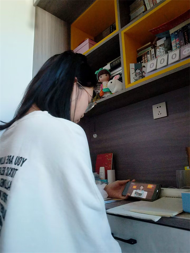 逢山开路 于云端处见日升——向商书屋第22期:中国造·华为于云端举行