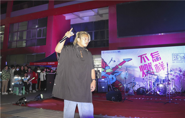 “心”动嗨唱 全“馨”体验 与未来初相遇——箕城书院“Crazy 不燃怎样”迎新摇滚阳台音乐会圆满落幕
