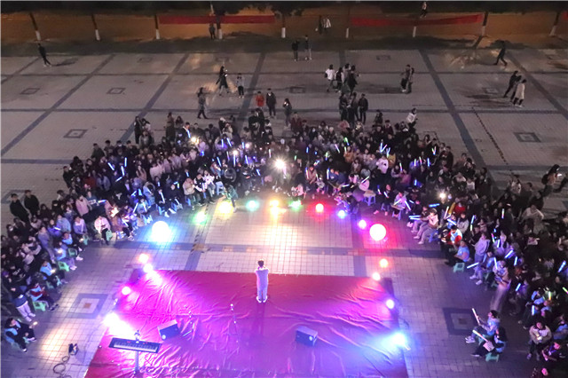 “心”动嗨唱 全“馨”体验 与未来初相遇——箕城书院“Crazy 不燃怎样”迎新摇滚阳台音乐会圆满落幕