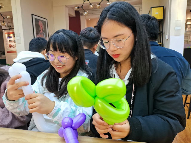 以手织彩球 以心绘前程——三达书院开展首届“敢想·能创”气球造型创意编织大赛
