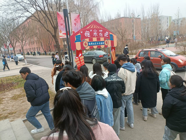 疯狂“抱”米花 爆出诱人香气——每周社区生活指南第3期:“抱”米花吧