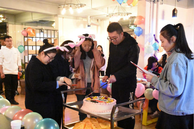 “一路繁花 一路诗情”杏花书院举办集体生日