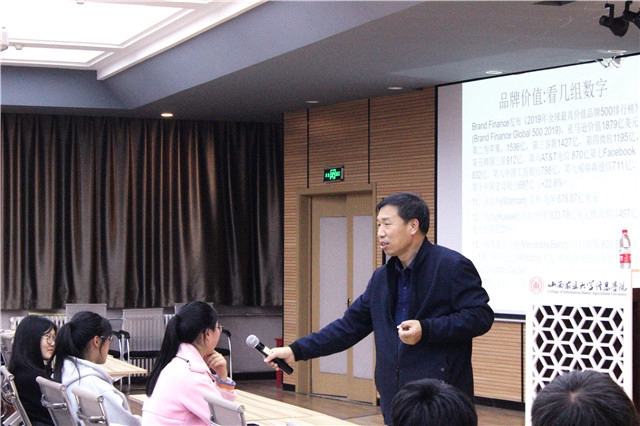 赵恩北副教授与校园学生记者探讨“如何做好品牌传播”