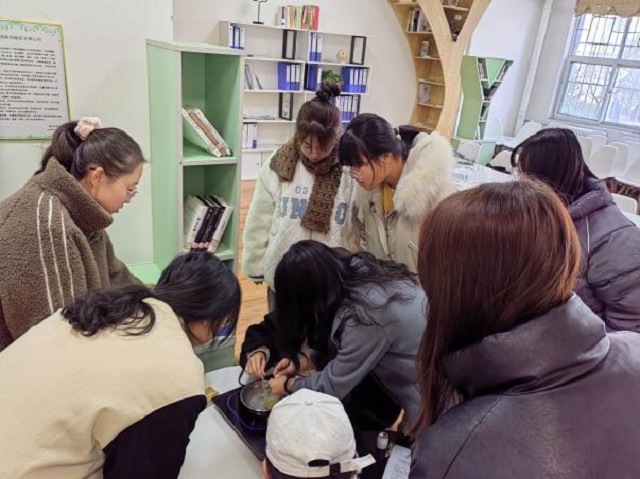 自制唇膏 装点靓丽冬日——青藤书院全生异科导师说