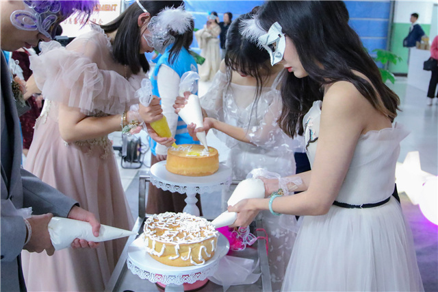 当“破壳日”遇上假面舞会 与书院家人来场神秘邂逅——“Freeze this moment”10月书院师生集体生日会