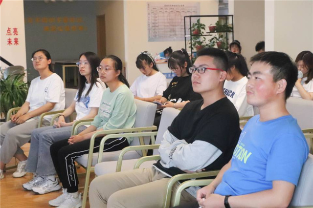 孤单漂泊变笑料 校园生活话生动——箕城书院举办“吐槽show”箕城开放麦活动第9期