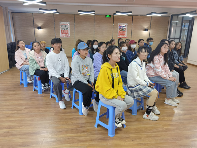 漫话“英语路” 邂逅国防教育中的军者情怀——青语导师面对面之“英语视界里的‘犄角旮旯’”五四青年节特别活动