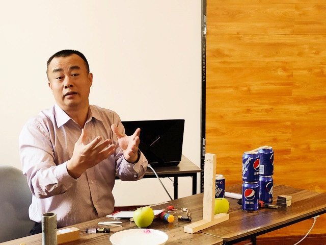 玩转魅力磁铁 拓宽物理眼界――箕城书院第32期“四时三刻”师生下午茶