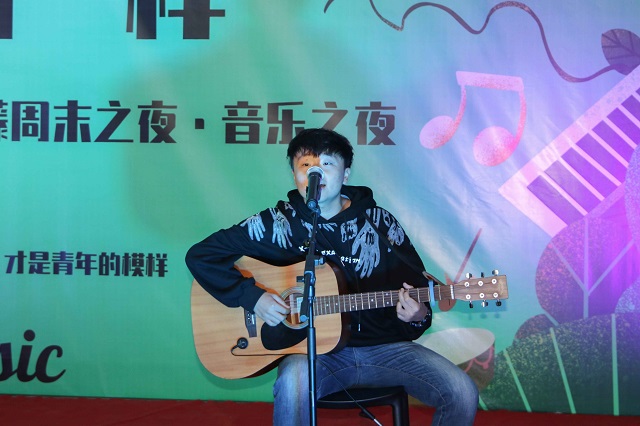 聆听梦想旋律 感受歌声的力量——青藤书院举办青藤周末之夜·音乐之夜第28期“青年有样”