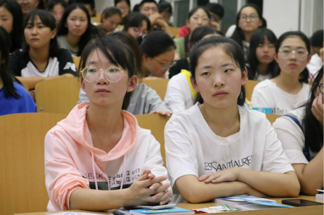 完满之路上 感悟成长与温暖—经济与管理学院书院举行2018级新生完满教育宣讲会