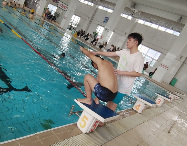 “泳”不言弃 体验水中协作