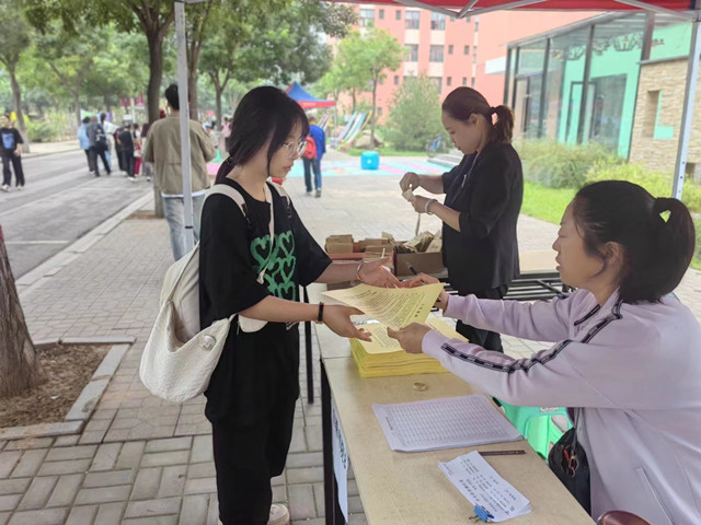 【迎新纪实】采一段迎新寄语 不同角度的大学问候——2023年白燕书院迎新纪实访谈