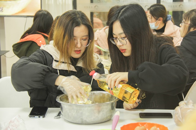 把美食与爱装进口袋——青藤书院举办“Q仔厨房”系列活动第16期