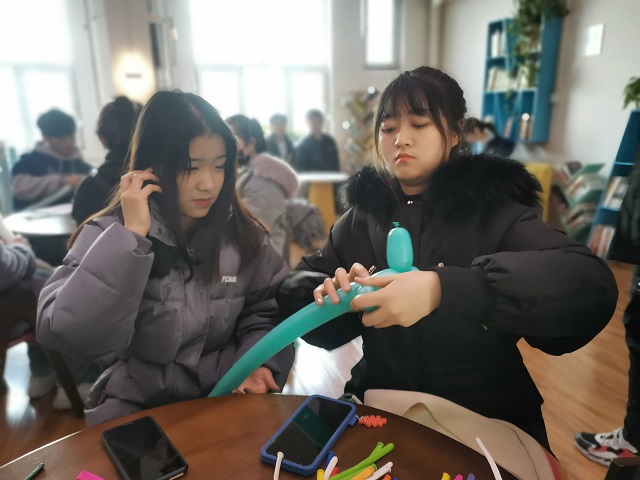 三达书院开展“巧妙双手 灵动裙边”创意气球编织活动