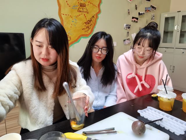 共享乐饮 彩绘人生 更靓 更新颖——暖言拾光茶话会系列活动
