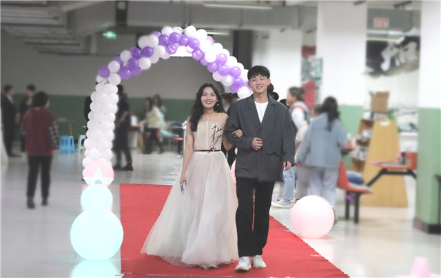 当“破壳日”遇上假面舞会 与书院家人来场神秘邂逅——“Freeze this moment”10月书院师生集体生日会