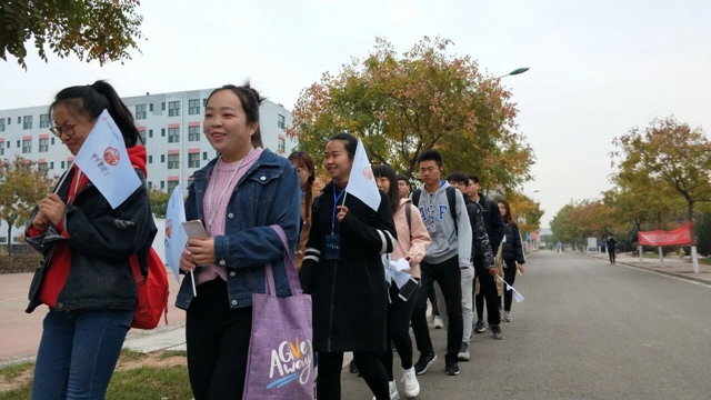 徒步走征途挑战自我 登高采沙棘情满重阳