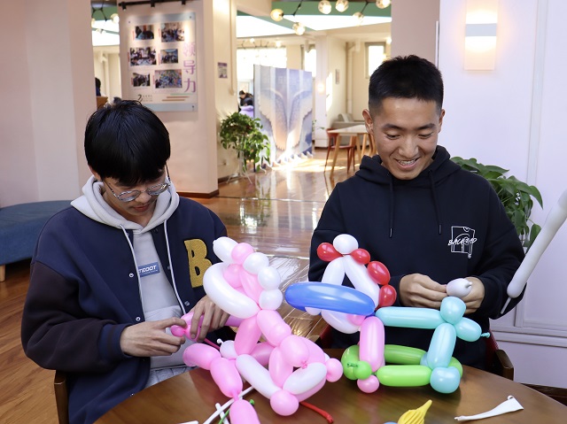 以气球之名 觅童年初心 ——“Boom-Boom”百变气球造型之梦幻木马