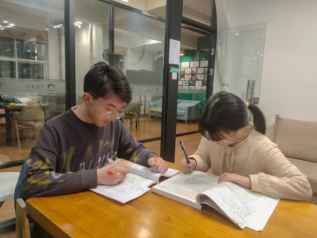 环游世界 做自律的追梦人——青藤书院举办考研英语早读打卡活动