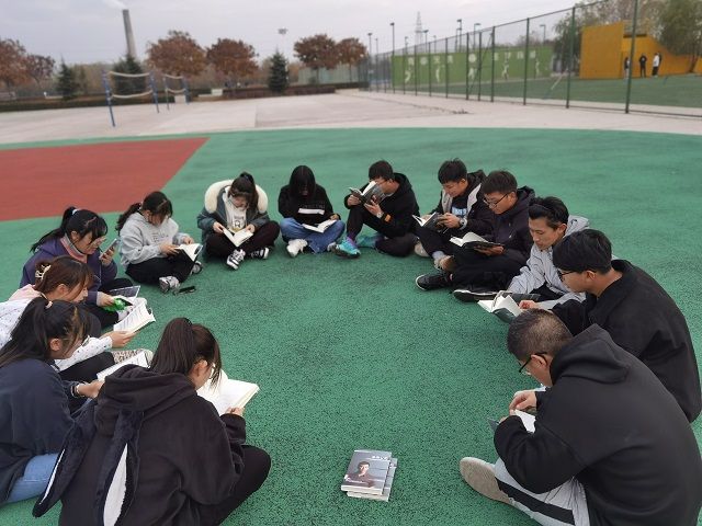 读大咖故事 品人生百味——艺术传媒学院全生异科草坪书会