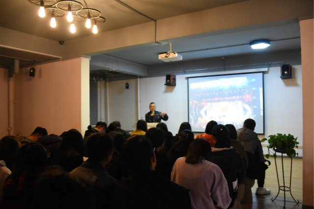 聚光灯下的另一个自己——杏花书院举办第十五期“开讲啦”