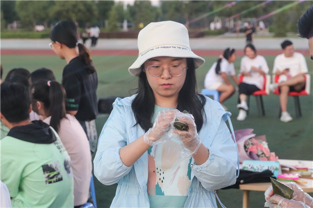 赏端午 品粽香 文化传薪学子心