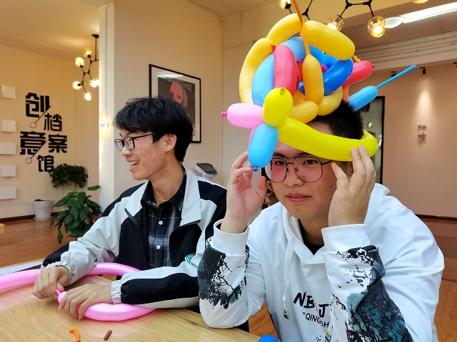 以手织彩球 以心绘前程——三达书院开展首届“敢想·能创”气球造型创意编织大赛