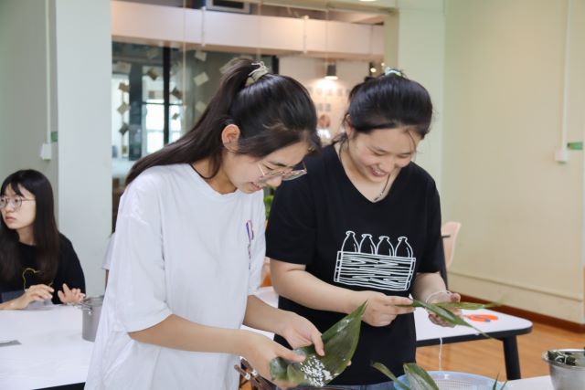 粽叶飘香 在悠悠美味中感受传统——青藤书院举办“Q仔厨房”系列活动第21期
