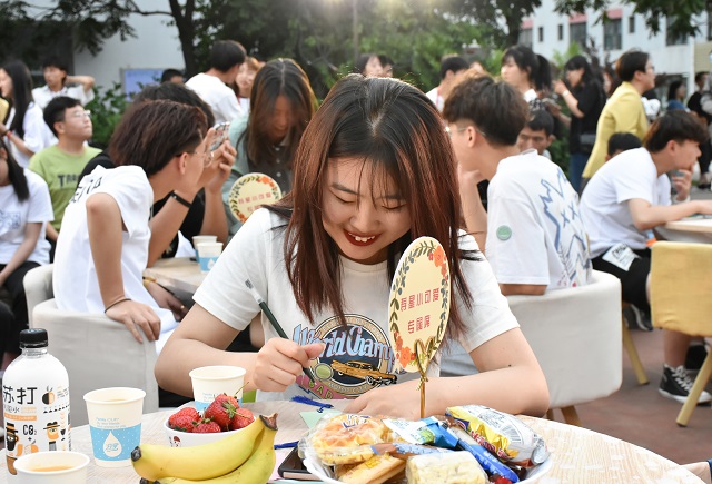 【书院传真】尽享别样生日 共览夜市烟火——“燃情青春•书院夜市”5月书院师生集体生日会超燃来袭