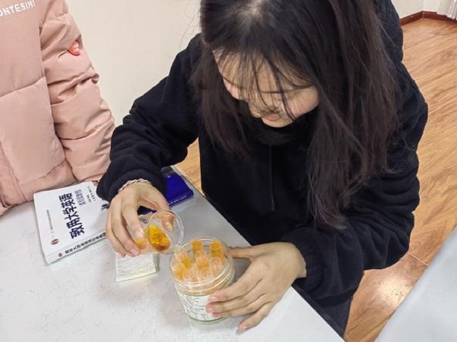 自制唇膏 装点靓丽冬日——青藤书院全生异科导师说