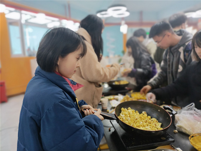 疯狂“抱”米花 爆出诱人香气——每周社区生活指南第3期:“抱”米花吧