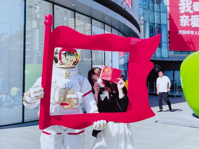 燃起来了 来看信院中国红——杏花书院青春季微拍第11期之我与国旗合个影